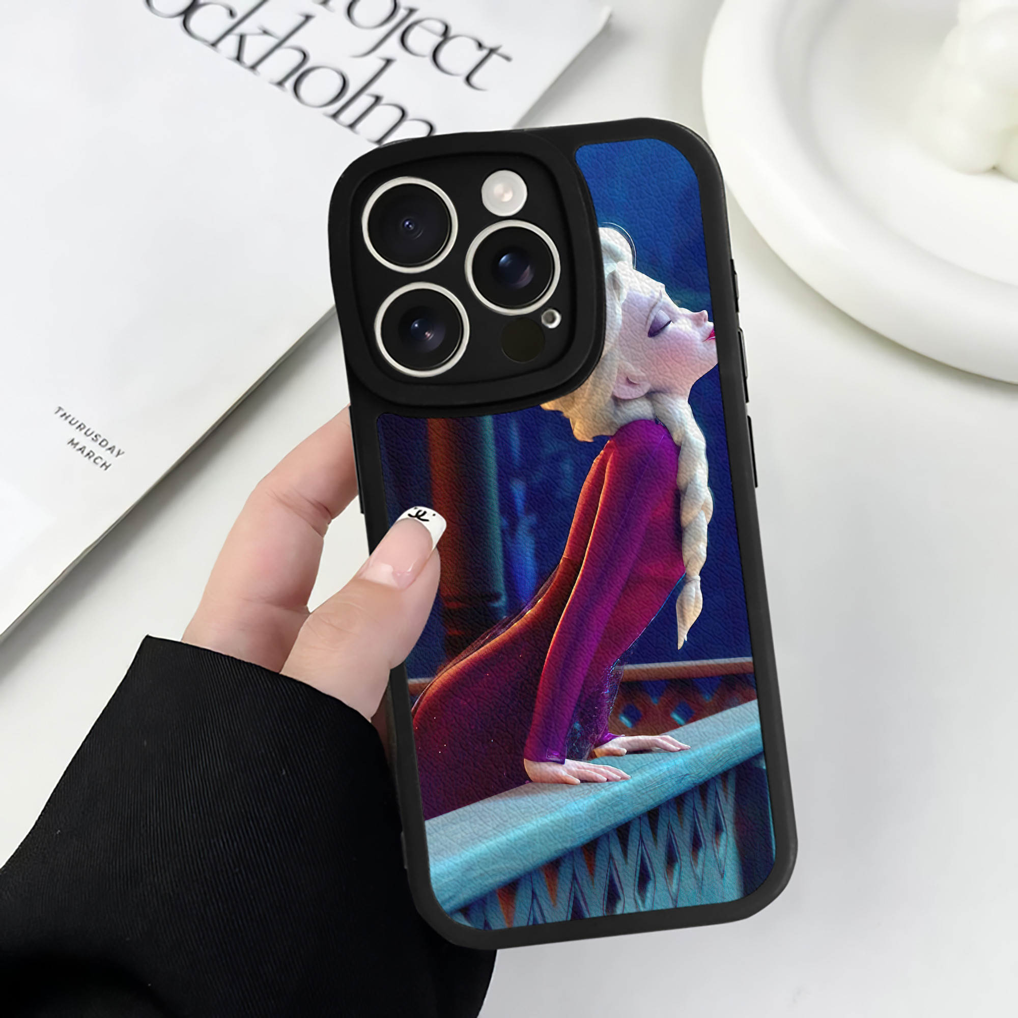 （画像用） アナと雪の女王 アンナ エルサ Frozen Anna Elsa 【iPhone 16シリーズ対応】シリコンスマホケース（レザー調） 材質：シリコン